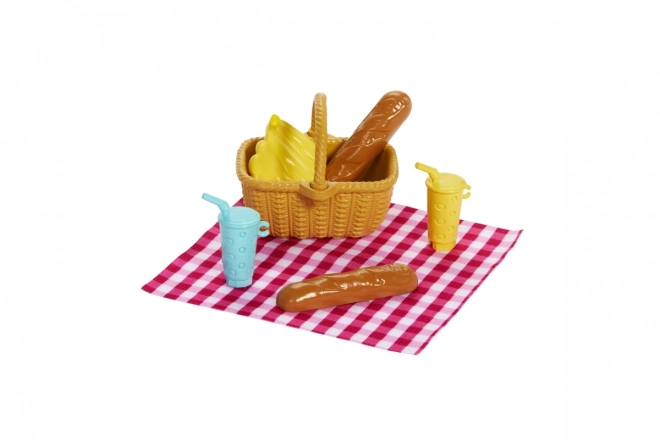 Delicious picnic with all essentials