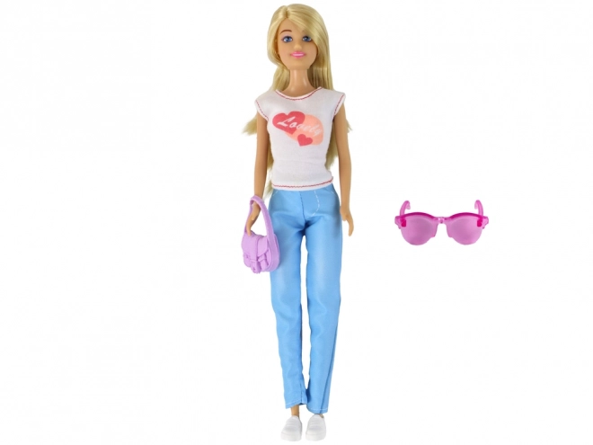 Pop Anlily met lang blond haar, handtas en bril