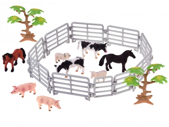 Mega grote boerderij met tractoren en dieren