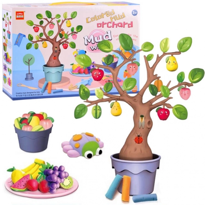 Kleurrijke kleiboom met fruit en insecten