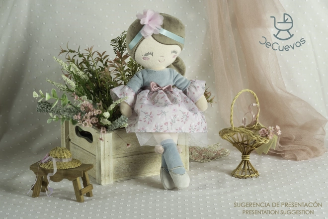 DeCuevas 20045 Pluchen pop PROVENZA - 36 cm met wieg