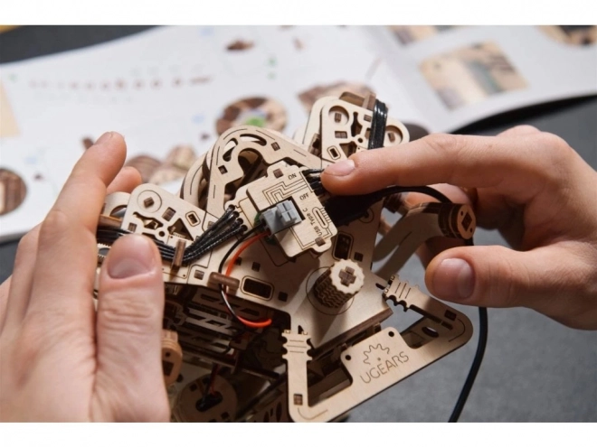 Ugears 3D houten puzzel motor V8