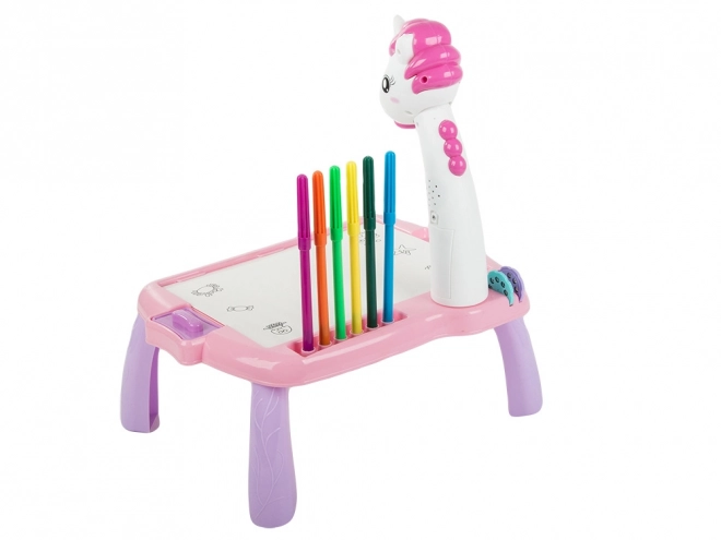 Educatieve kindertafel met projector en stiften