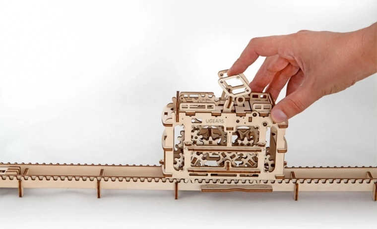 Inclinaison de la voie réglable et descente par gravité