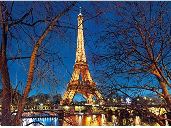 Motif iconique de Paris sous un éclat nocturne
