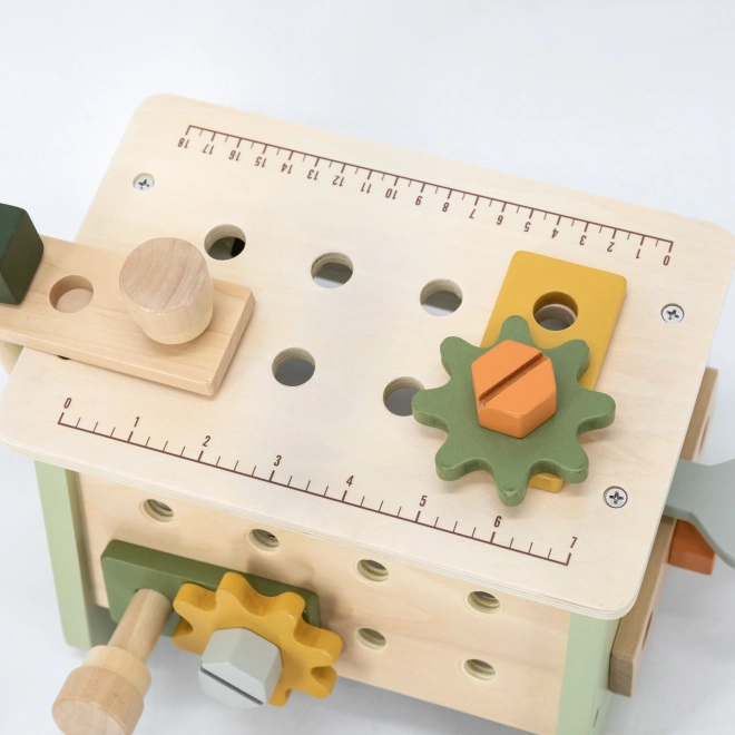 Houten werkbank met gereedschap