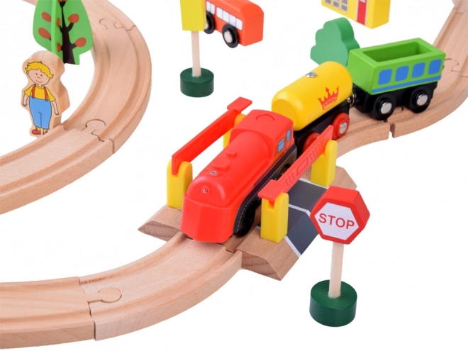 Grote set houten treinbaan met batterij-aangedreven locomotief