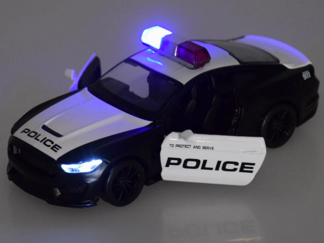 Metalen politieauto Ford Shelby GT350 op schaal 1:32 met zwaailichteffecten