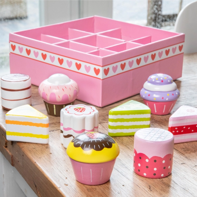 Set de petits gâteaux en bois dans une boîte cadeau