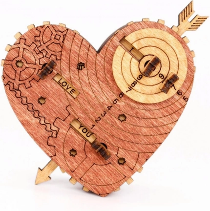 Houten puzzel en kluis in hartvorm