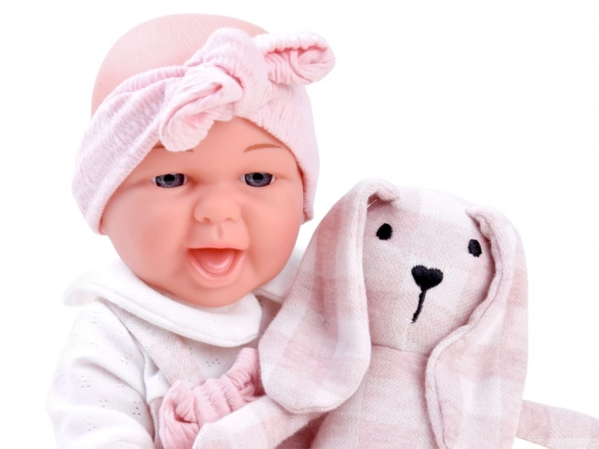 Schattige baby met knuffelkonijn