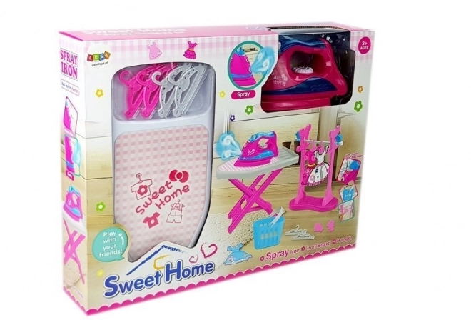 roze strijkset met strijkplank op kledinghangers