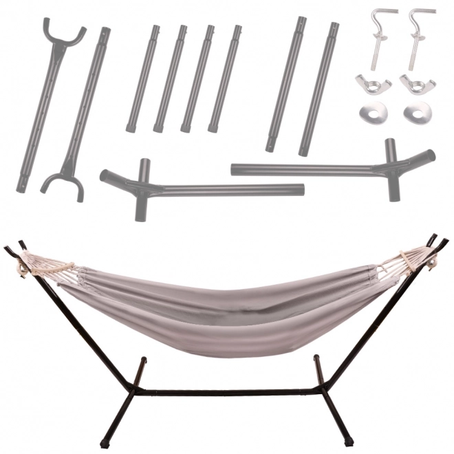 Hangmat met standaard voor in de tuin