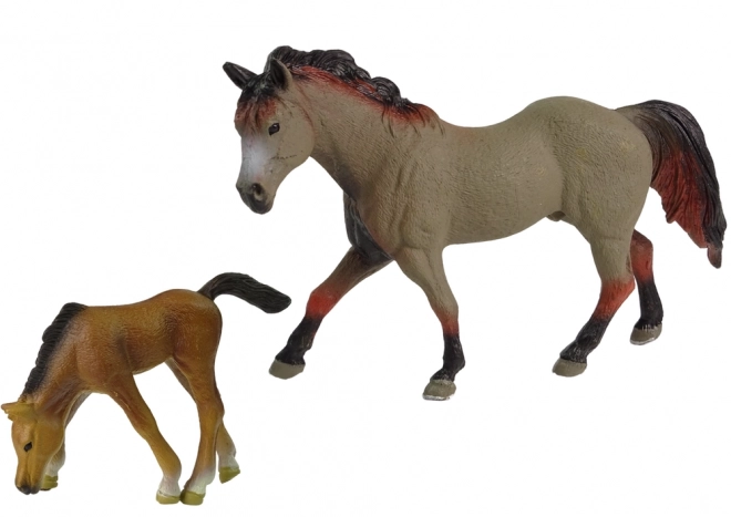Set Pferde- und Fohlenfiguren der Rasse Capricorn mit Beet
