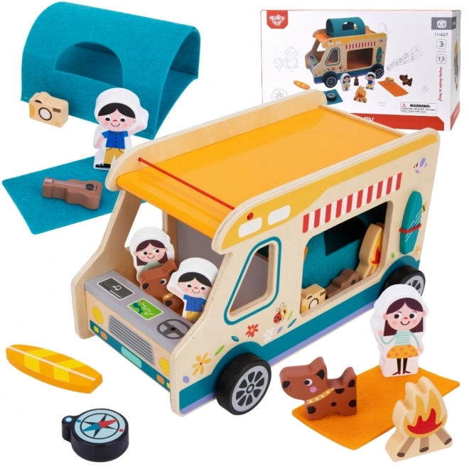 Holzkaravan von Tooky Toy mit Campingfiguren