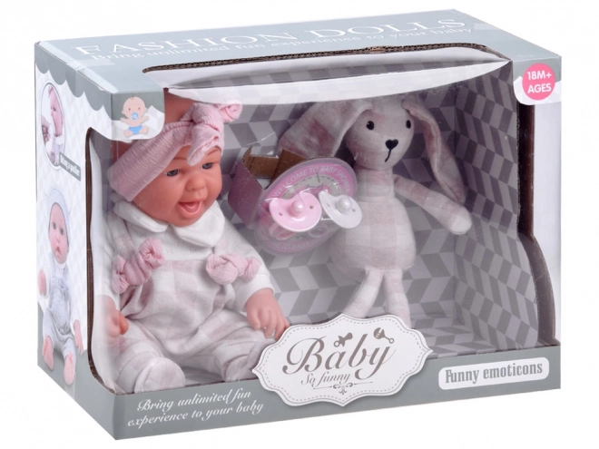 Schattige baby met knuffelkonijn