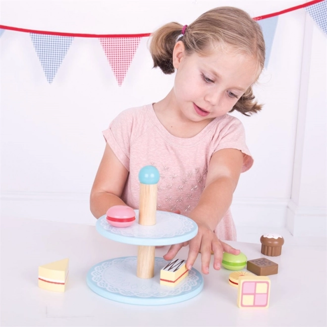 Holzständer mit Spielzeugkuchen