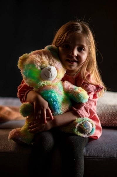 Droombeer regenboog knuffel 40cm op batterijen met licht en geluid in zak