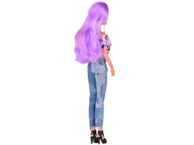 Anlily pop met lange pastelkleurige haren in jeans