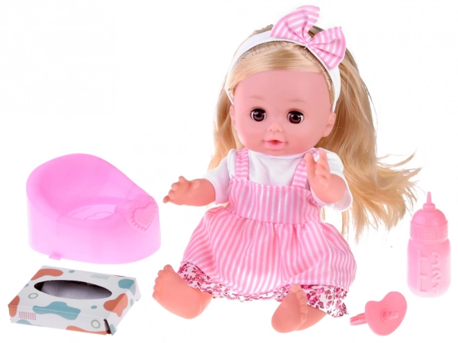 Baby pop met lange haren, praat en huilt