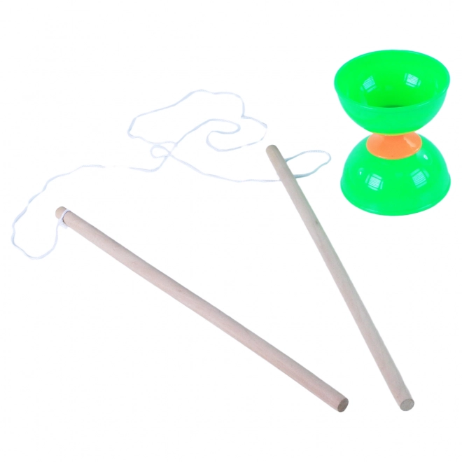 Diabolo speelgoed met groene plastic bekers en houten stokken