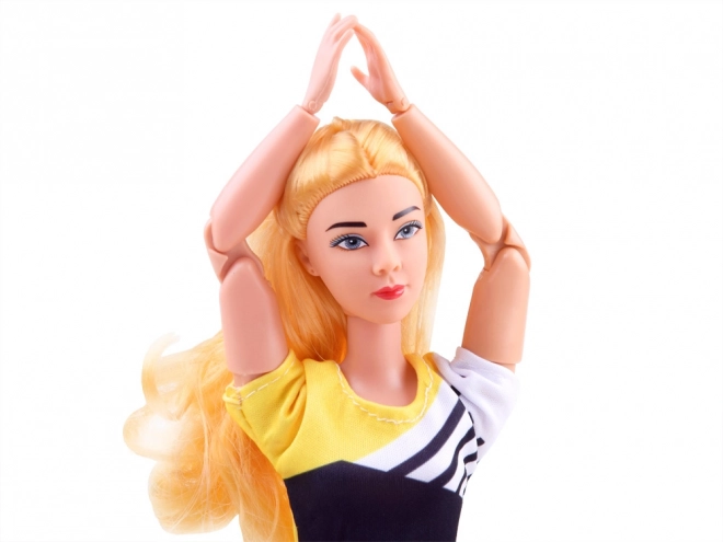 Poppen gymnast doet aan yoga en fitness