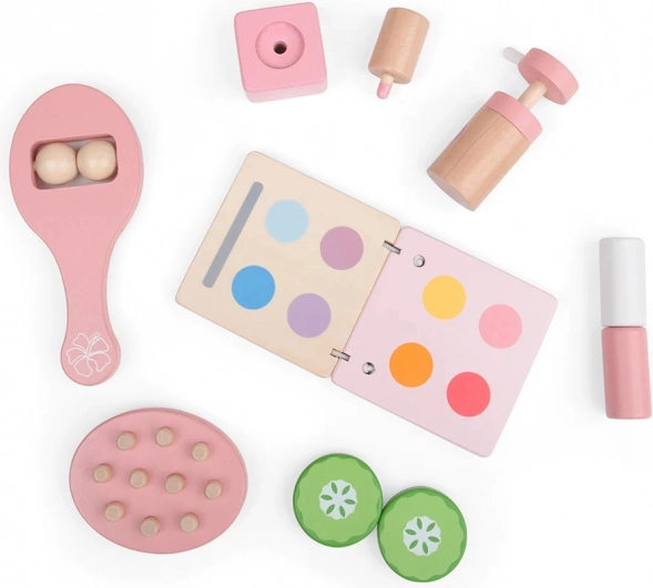 Rich set of wooden accessories