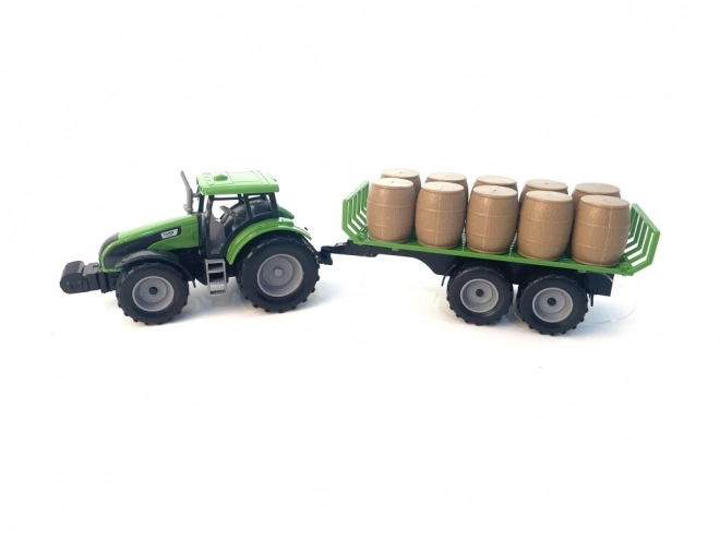 Traktor mit Schwungrad und Anhänger voller Heu