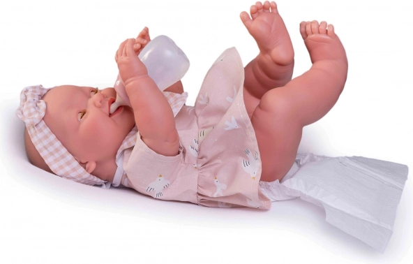 Elle cligne des yeux et fait pipi comme un vrai bébé