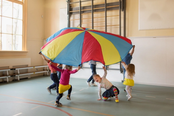 Motorische parachute met ballen