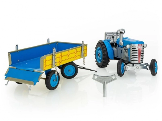 Tractor Zetor met aanhanger rood op sleutel metaal 28cm Kovap in doos