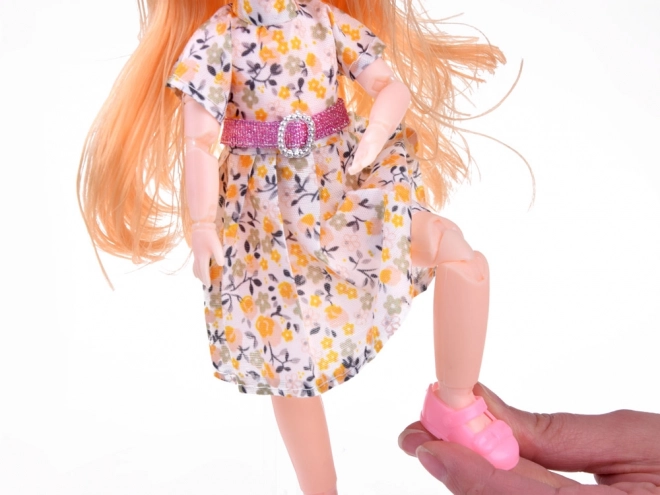 Prachtige pop met beweegbare ledematen en lang haar