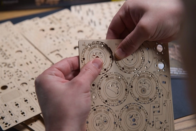 Ugears 3D houten mechanische puzzel Vrachtwagen CARGO
