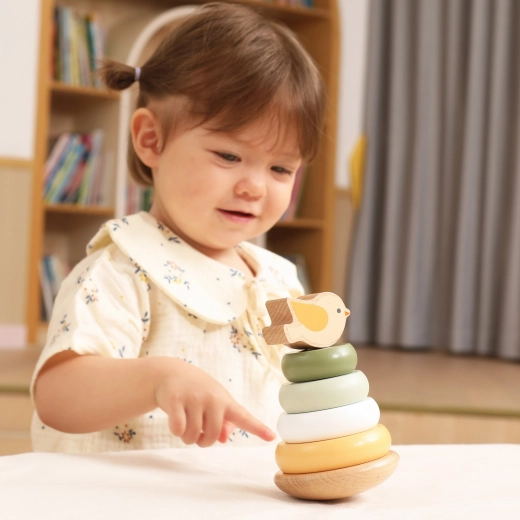Jeu amusant avec un adorable petit oiseau