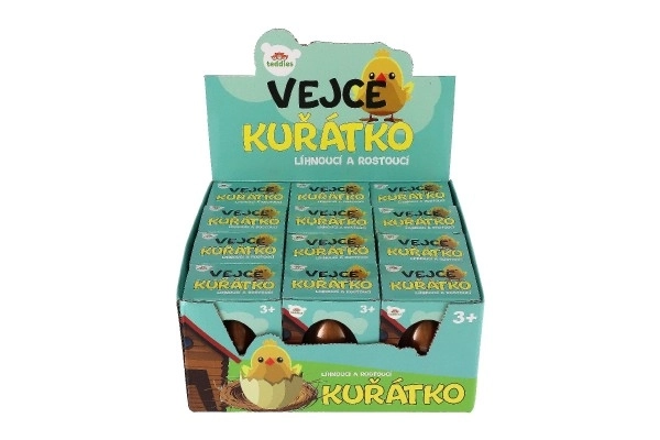 Kuikentje dat uitkomt in ei