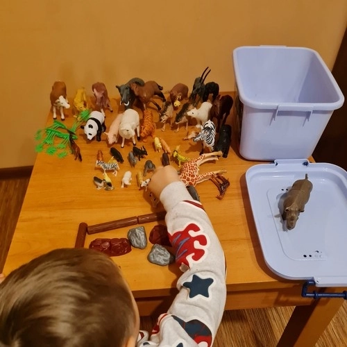 Dierfiguurtjes met een koffertje