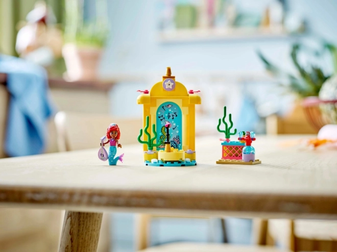 Bevat figuren van Ariel en Sebastian