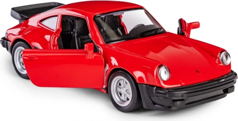 Openende deuren en gedetailleerd interieur