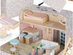 Poppenhuis in een koffertje met houten accessoires en meubels