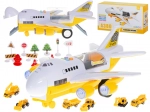 Transportflugzeug mit Baufahrzeugen, öffnendem Rumpf und Lichteffekten