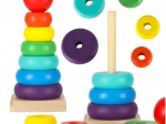 Houten regenboog stapeltoren
