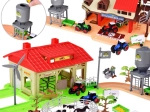 Mega großer Bauernhof mit Tieren und Traktoren