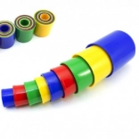 Pyramide empilable colorée en gobelets