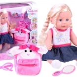 schattige pop met vlechten en een roze rugzakje en bril