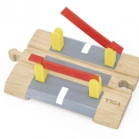 Houten spoorwegovergang met slagbomen op batterijen