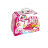 Keukenset in een koffer in de vorm van een autootje voor kleine koks